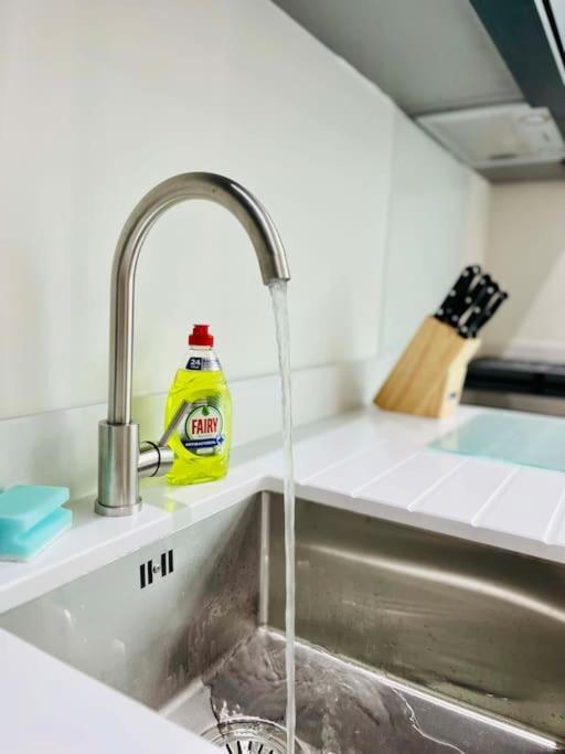 Lovely Studio Apartment With Free Parking Included! Manchester Exteriér fotografie