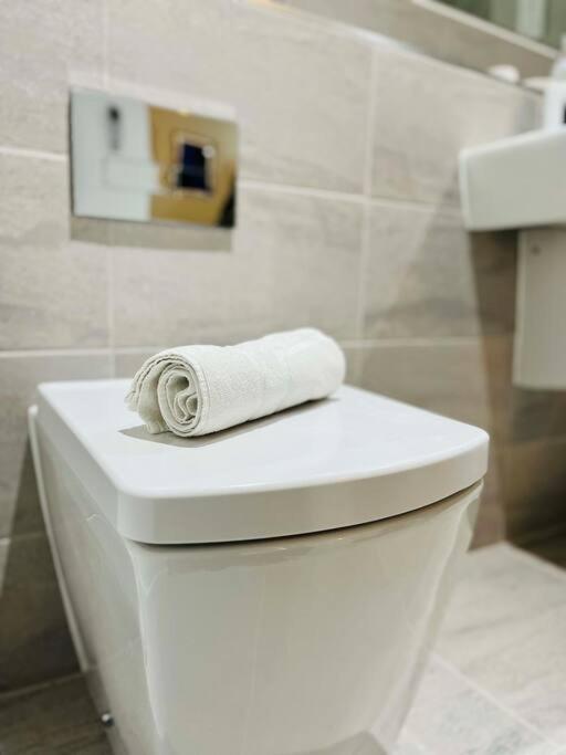 Lovely Studio Apartment With Free Parking Included! Manchester Exteriér fotografie