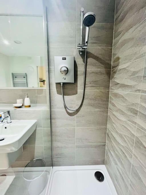 Lovely Studio Apartment With Free Parking Included! Manchester Exteriér fotografie